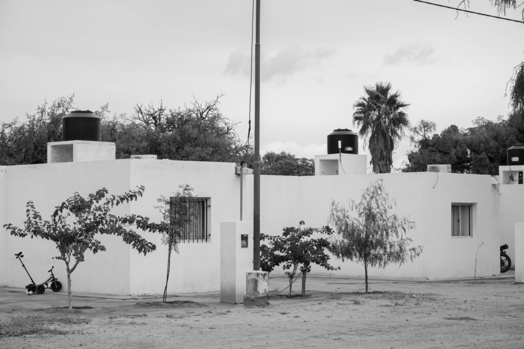 Black and white photo of rural white houses in San José de Las Salinas, Córdoba.